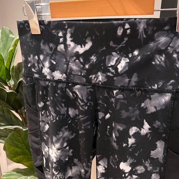 Lululemon | Rise and Flow Pant (Full-On Luxtreme) - Picture 6 of 11